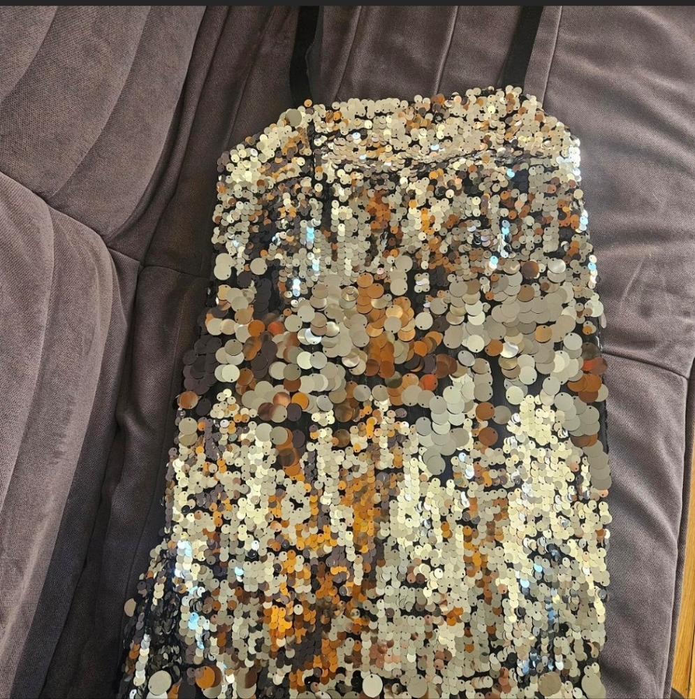Zara woman's dress XS it can fit small as well ................